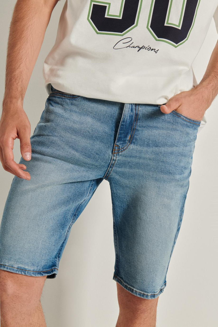 Bermuda slim azul clara en jean con tiro bajo y desgastes de color