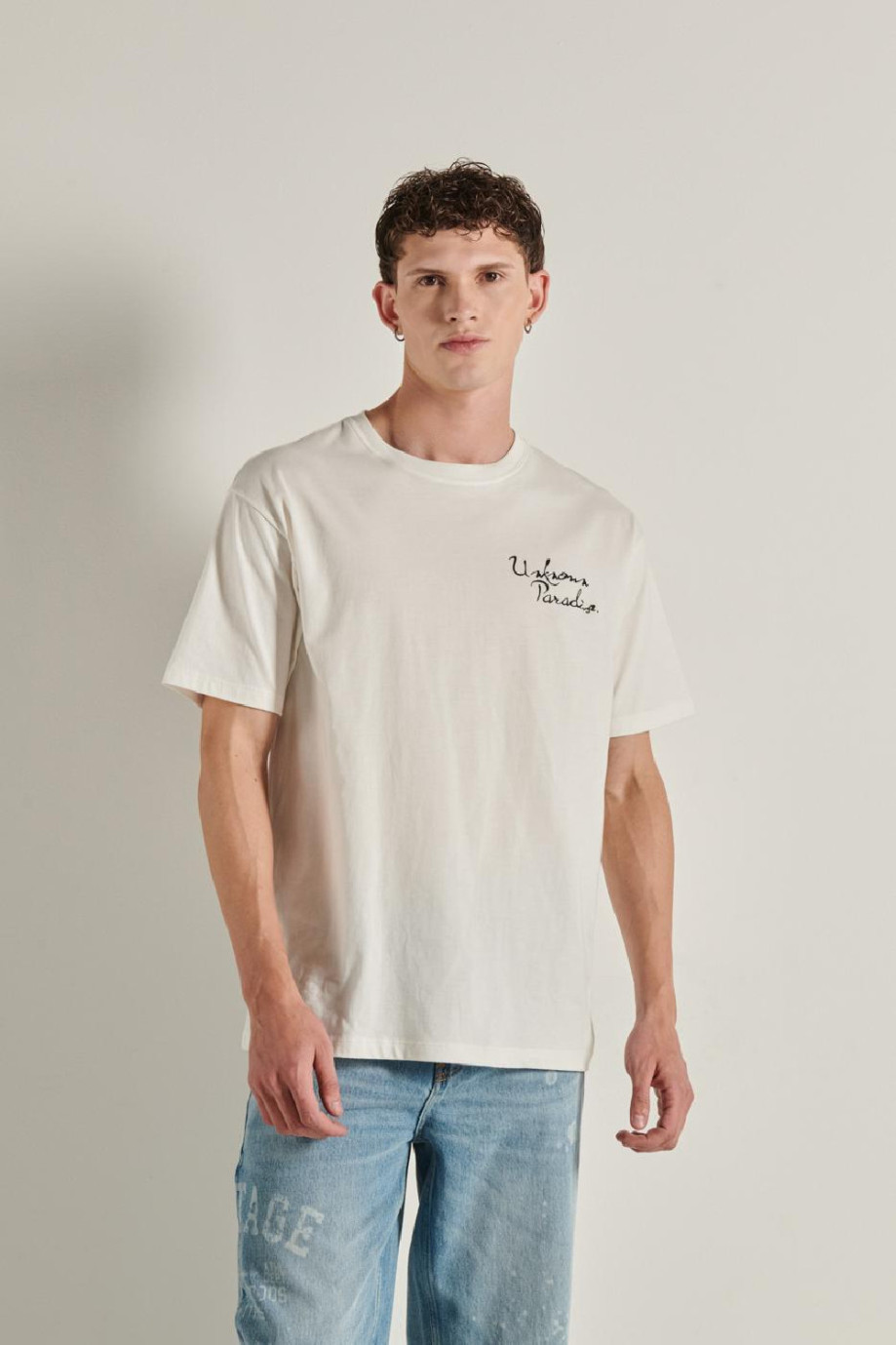 Camiseta en algodón crema clara oversize con estampados y cuello redondo