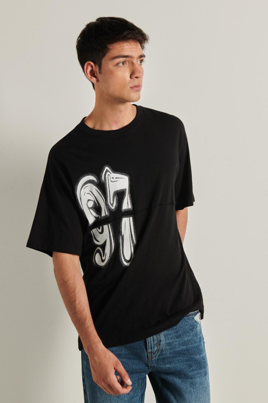 Camiseta negra oversize con cortes, manga corta y diseño en frente