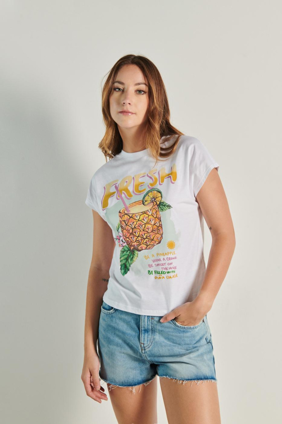 Camiseta blanca con manga corta y arte tropical en frente