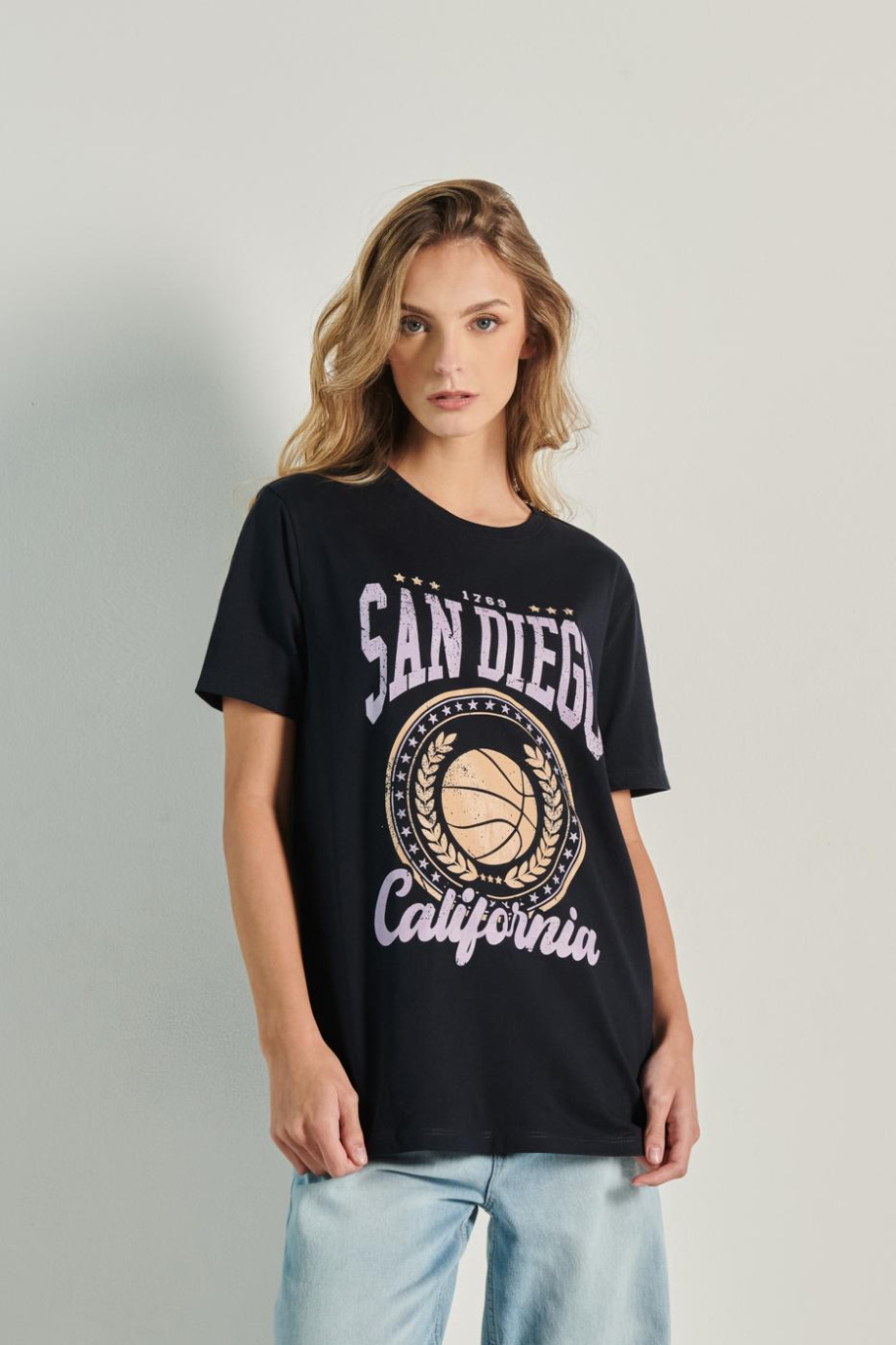 Camiseta cuello redondo unicolor con diseño college de San Diego
