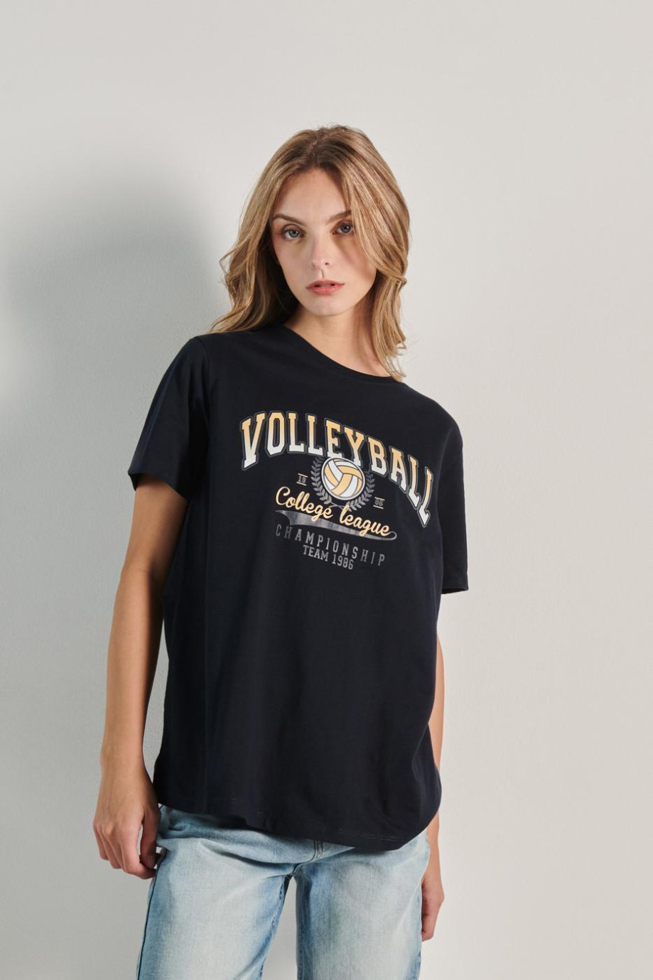 Camiseta unicolor con manga corta y diseño college deportivo