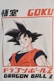Camiseta unicolor con cuello redondo y arte de Dragon Ball Z
