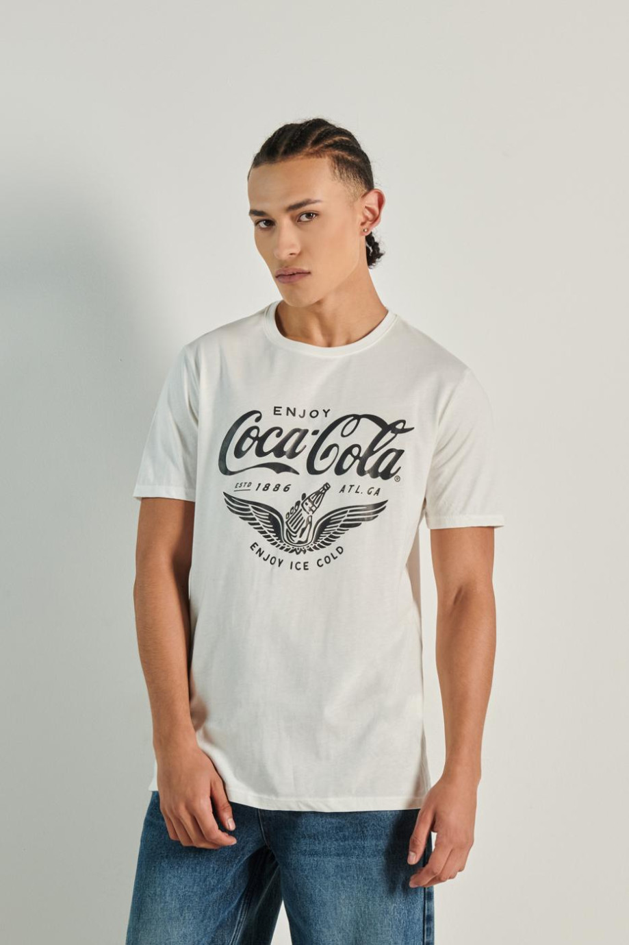 Camiseta cuello redondo unicolor con diseño de Coca-Cola en frente