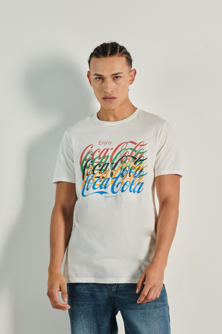 Camiseta unicolor con manga corta y diseño de Coca-Cola