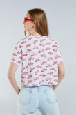 Camiseta blanca de silueta crop top con diseños rojos de Coca-Cola