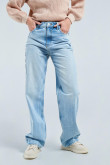 Jean 90´S azul claro con bota ancha, tiro alto y bolsillos funcionales