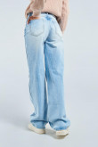 Jean 90´S azul claro con bota ancha, tiro alto y bolsillos funcionales