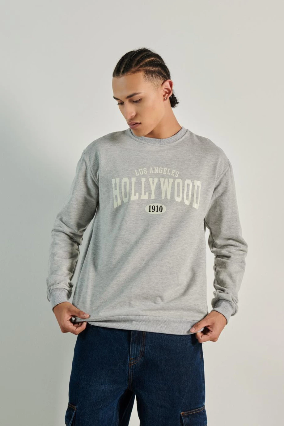 Buzo cuello redondo unicolor con diseño college de Hollywood