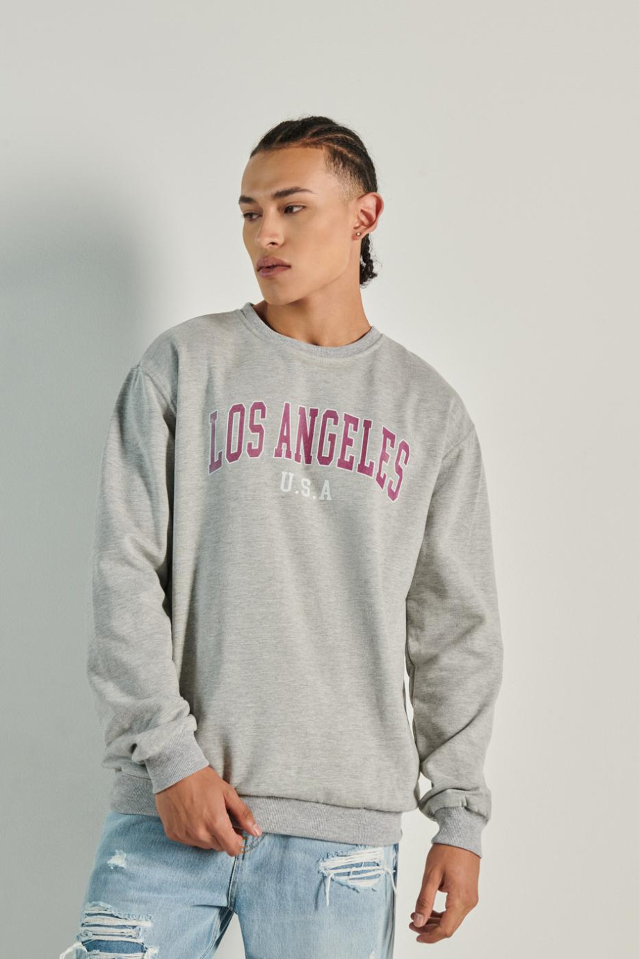 Buzo unicolor cuello redondo con arte college de Los Ángeles
