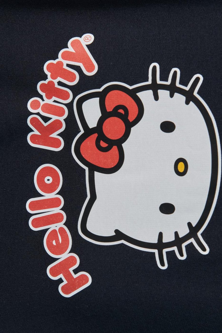 Buzo unicolor con diseño de Hello Kitty, manga ranglan y capota