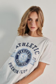 Camiseta unicolor con diseño college de Athletic y manga corta