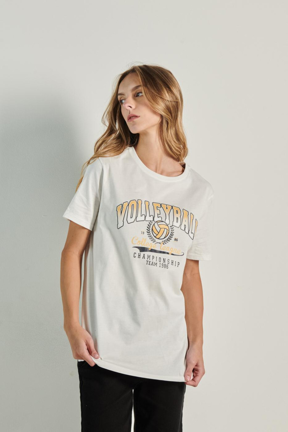 Camiseta unicolor con manga corta y diseño college deportivo