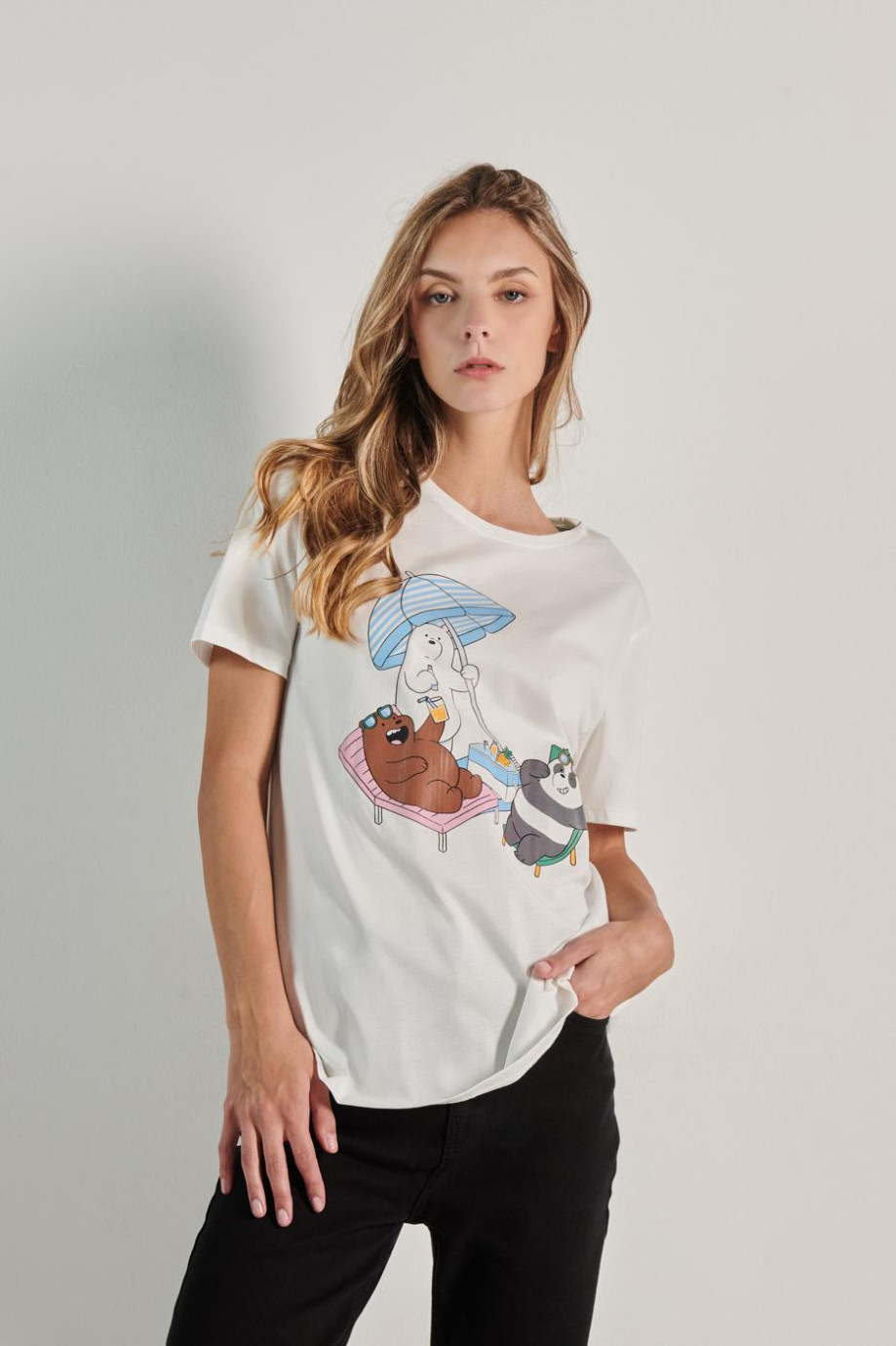 Camiseta unicolor con diseño de Osos Escandalosos y cuello redondo