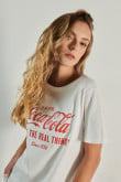 Camiseta en algodón cuello redondo unicolor con diseño de Coca-Cola