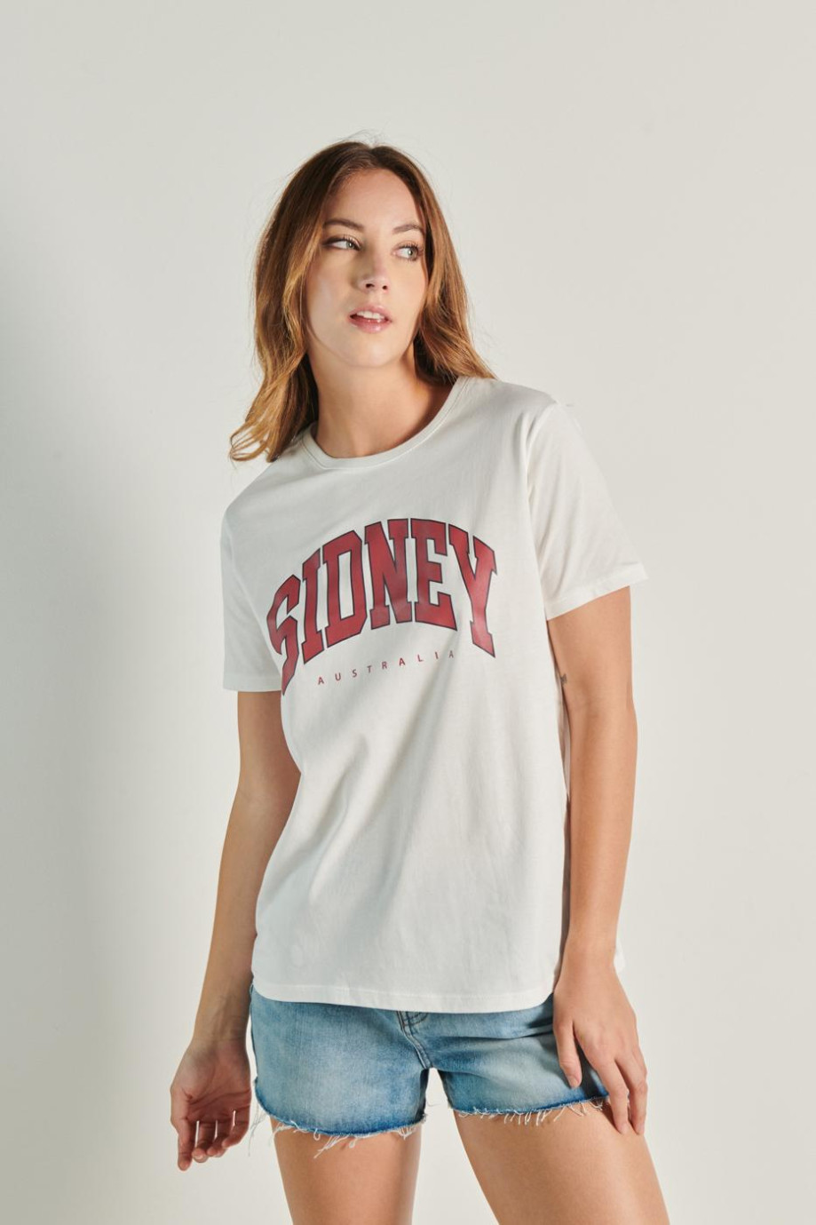 Camiseta cuello redondo unicolor con diseño college de Sídney