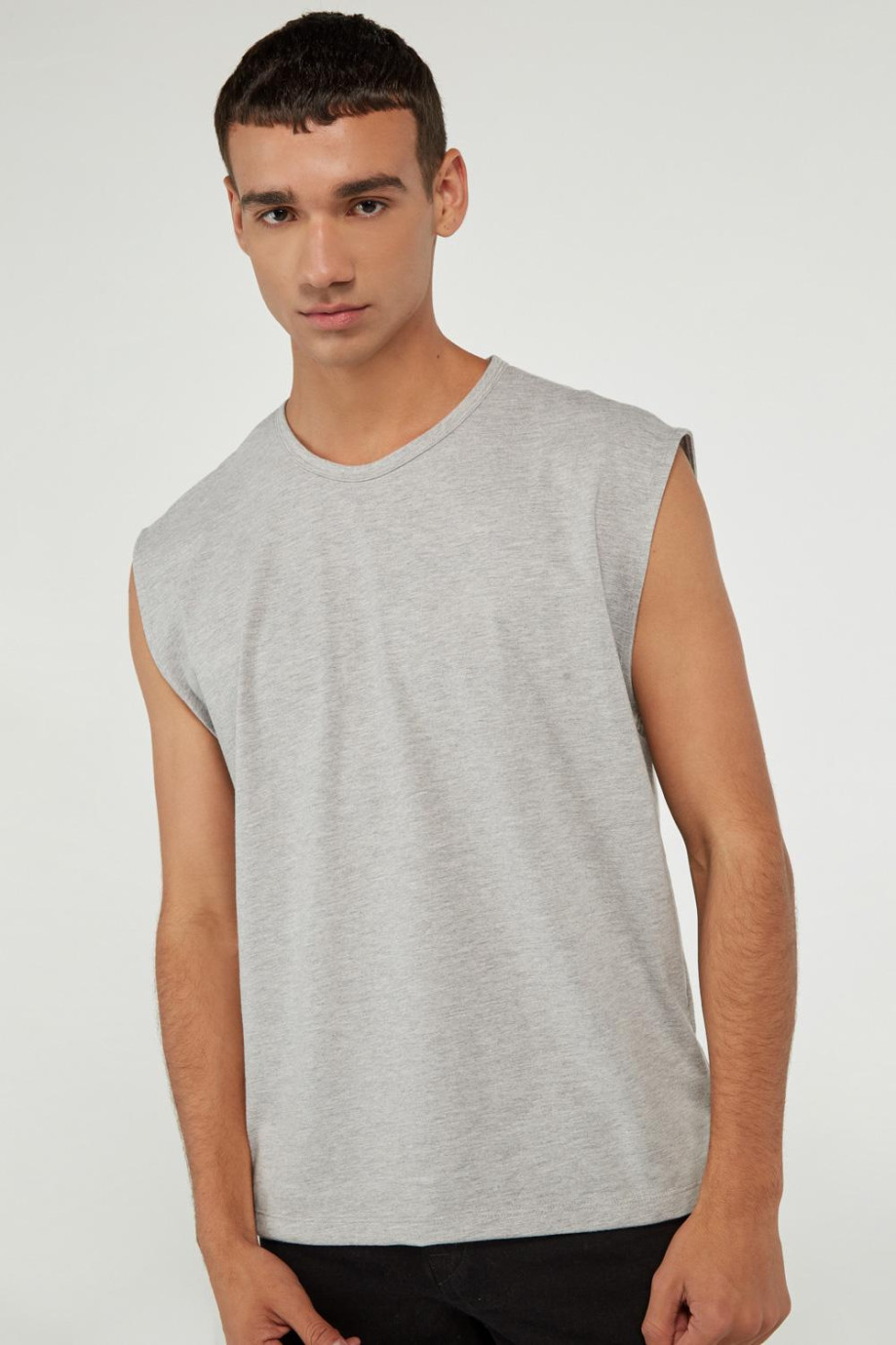 Camiseta manga sisa gris medio con cuello redondo