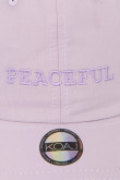 Cachucha beisbolera lila clara con texto bordado en frente