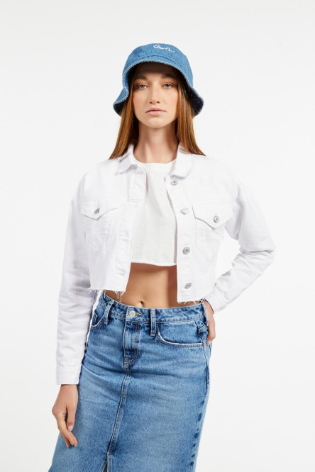 Chaqueta corta de jean blanca con bolsillos y botones metálicos