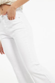Jean cropped blanco con bota ancha y deshilado en bordes inferiores