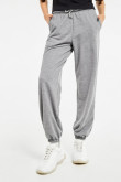 Pantalón jogger gris claro con bolsillos y bota con elástico
