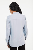 Blusa manga larga unicolor con cuello camisero y bolsillo cuadrado