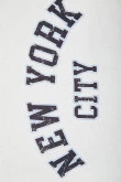 Camiseta crop top unicolor con estampados college localizados