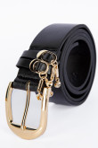 Cinturón sintético liso negro con hebilla dorada metálica