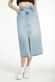 Falda larga en jean azul clara con abertura en frente