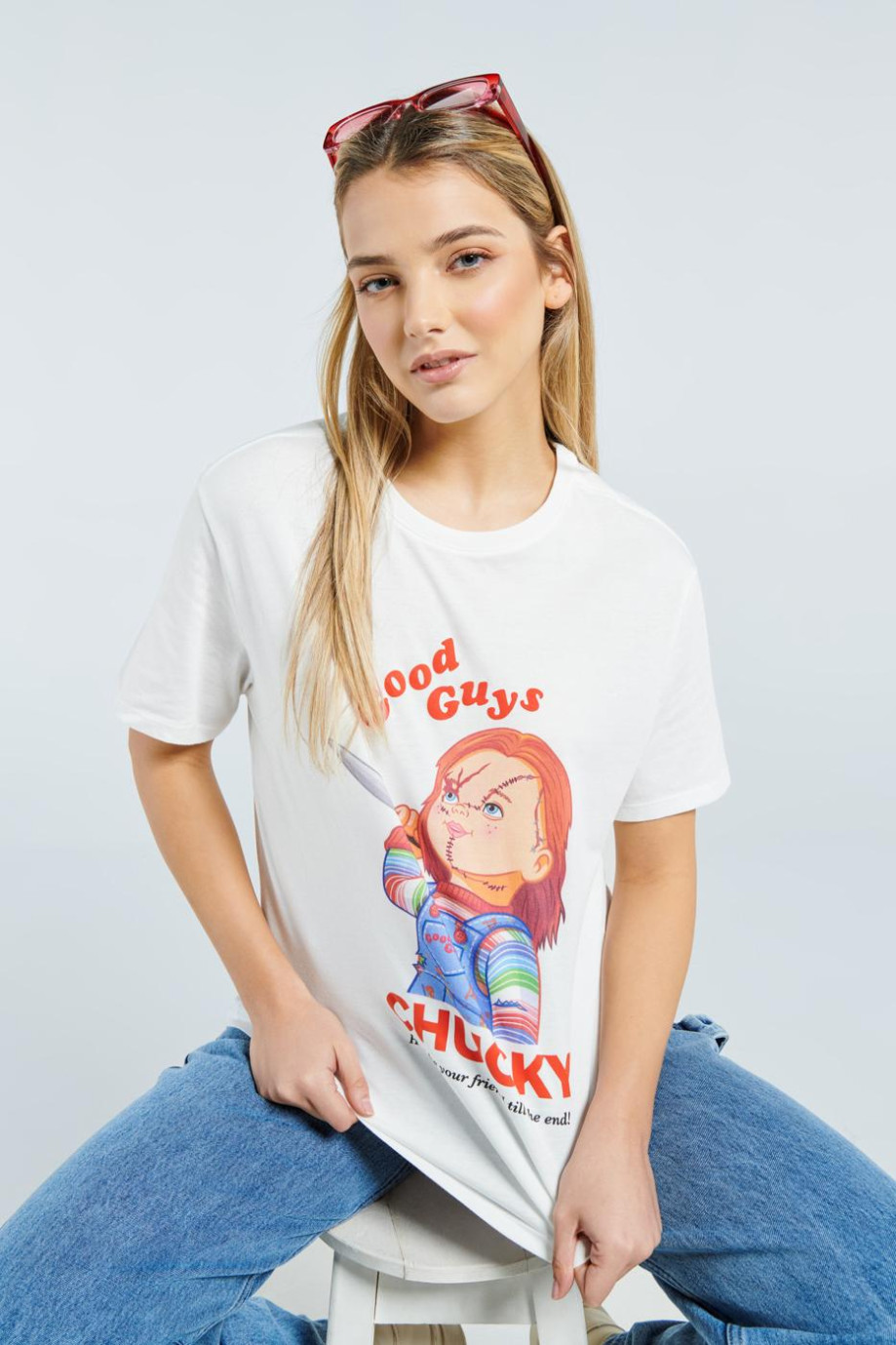 Camiseta crema clara con diseño de Chucky y manga corta