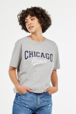 Camiseta gris clara con manga corta y diseño college de Chicago