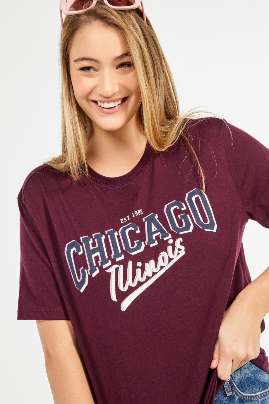 Camiseta manga corta roja violeta con diseño college azul de Chicago