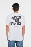 Camiseta blanca con manga corta y arte de Star Wars