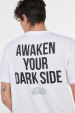 Camiseta blanca con manga corta y arte de Star Wars