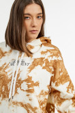 Buzo crema claro oversize con efecto tie dye, capota y texto estampado