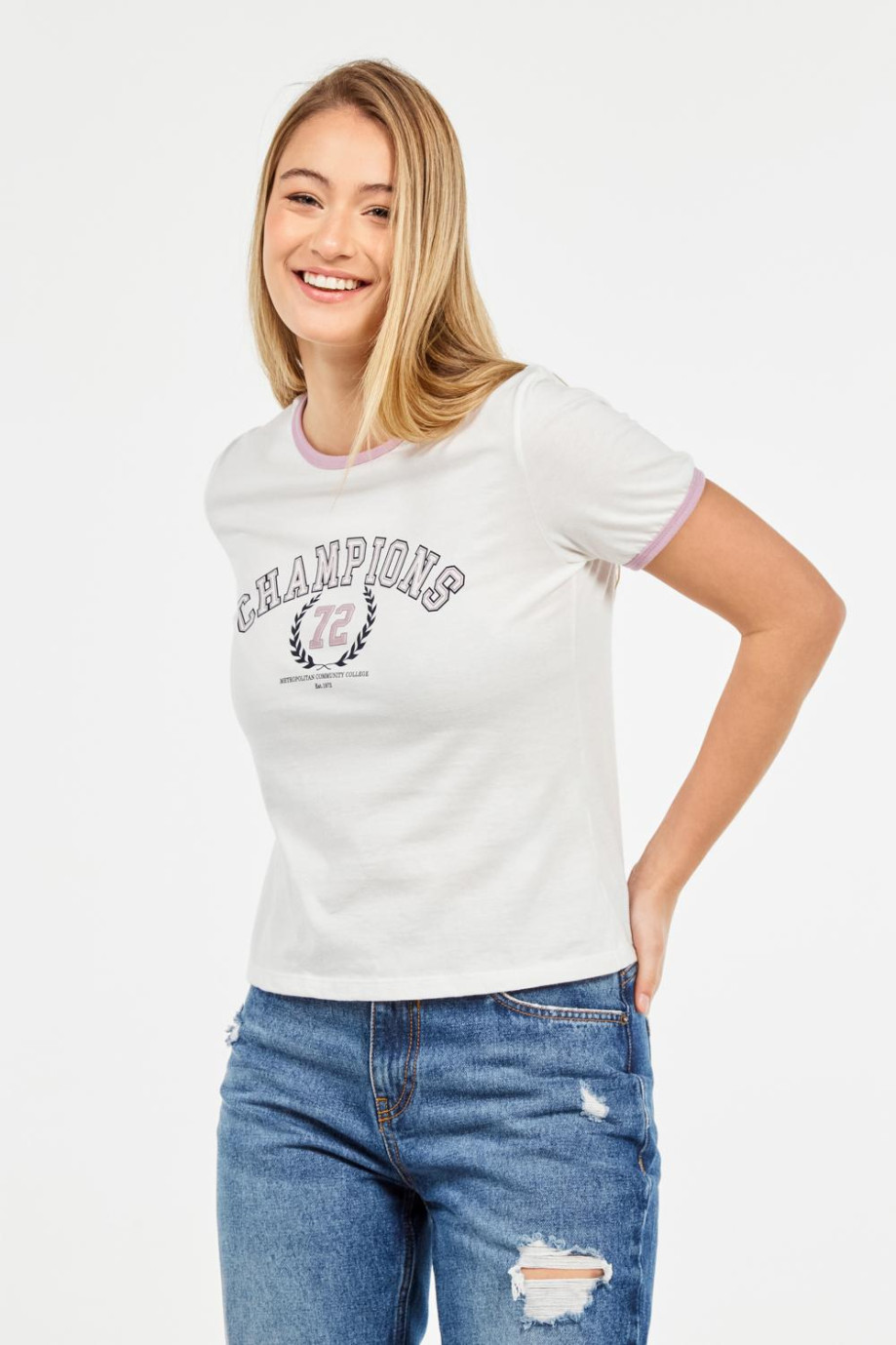 Camiseta manga corta crema clara con diseño college y contrastes