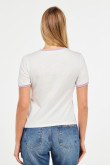 Camiseta manga corta crema clara con diseño college y contrastes
