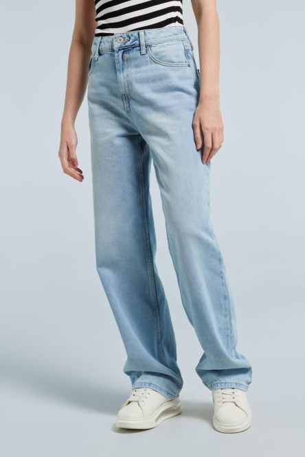 Jean 90´S azul claro con bota ancha recta, 5 bolsillos y tiro alto