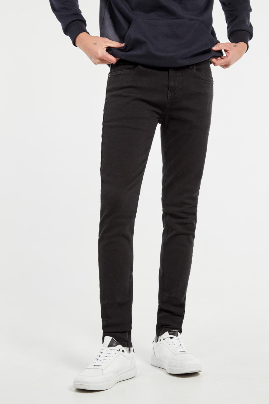 Jean negro súper skinny ajustado con 5 bolsillos y tiro bajo
