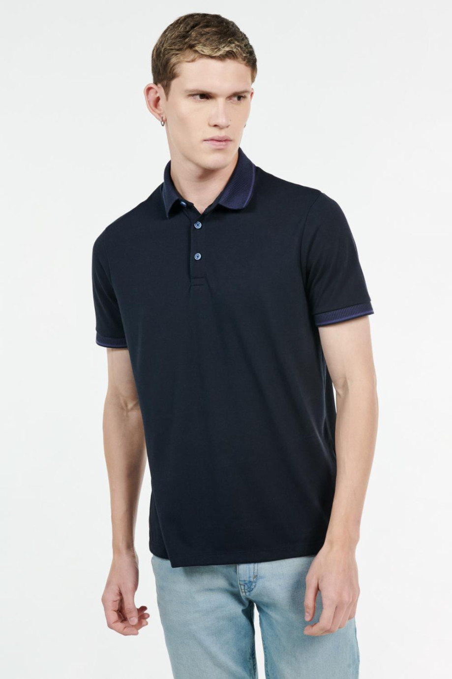 Camiseta polo azul intensa con botones y detalles tejidos