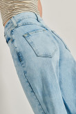 Jean 90´S azul claro con bota ancha, 5 bolsillos y tiro alto