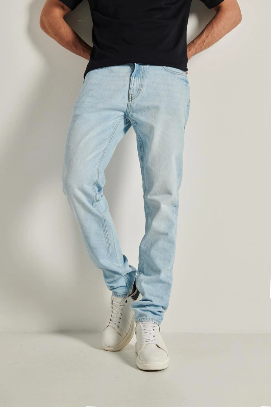 Jean azul claro 90´S con tiro bajo, bolsillos y bota recta
