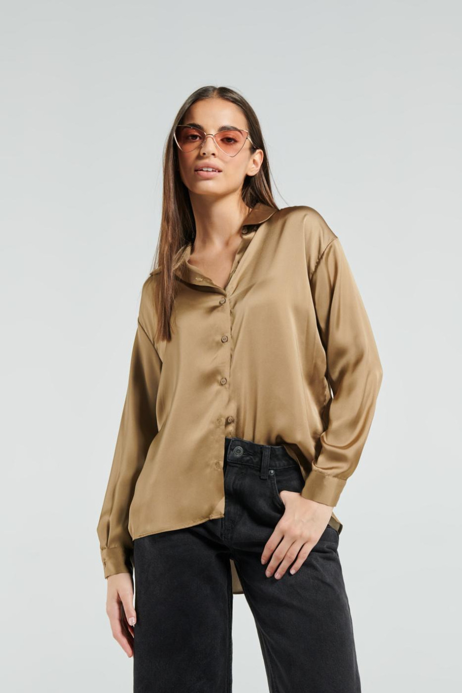 Blusa unicolor con cuello camisero, manga larga y espalda asimétrica