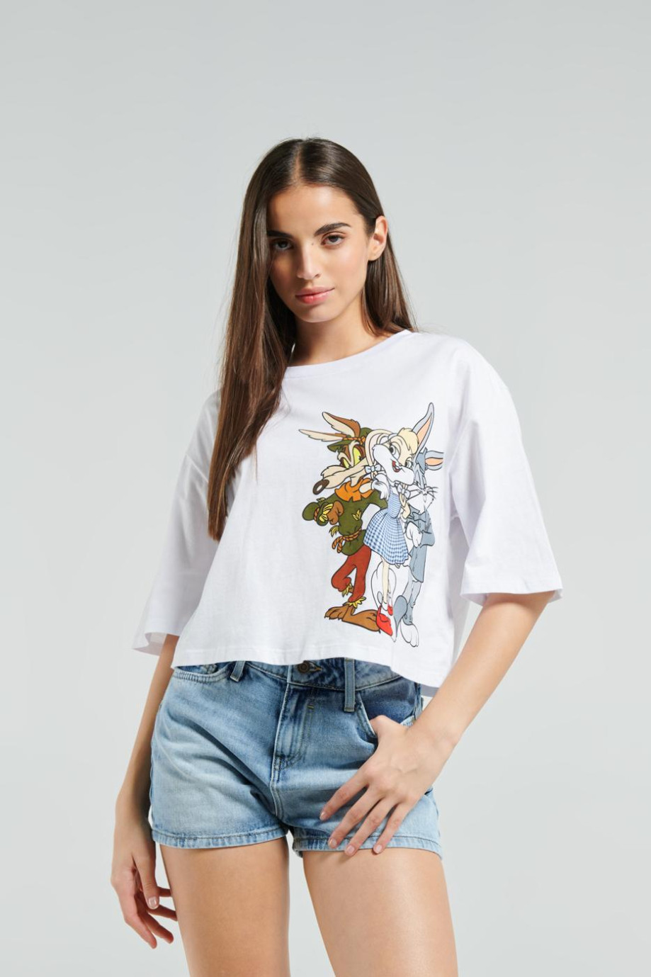 Camiseta blanca oversize crop top con diseño de Warner 100