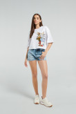 Camiseta blanca oversize crop top con diseño de Warner 100