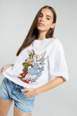 Camiseta blanca oversize crop top con diseño de Warner 100