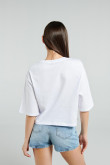 Camiseta blanca oversize crop top con diseño de Warner 100