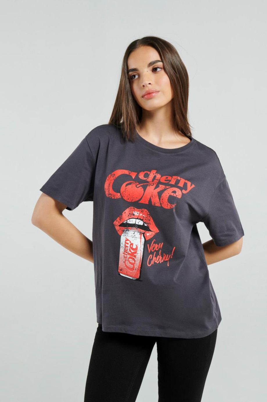 Camiseta gris intensa con diseño de Coca-Cola y cuello redondo