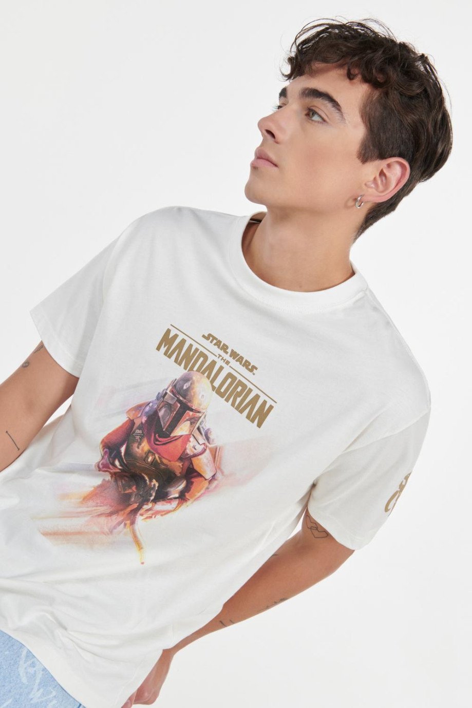 Camiseta crema oversize con arte de Star Wars y manga corta