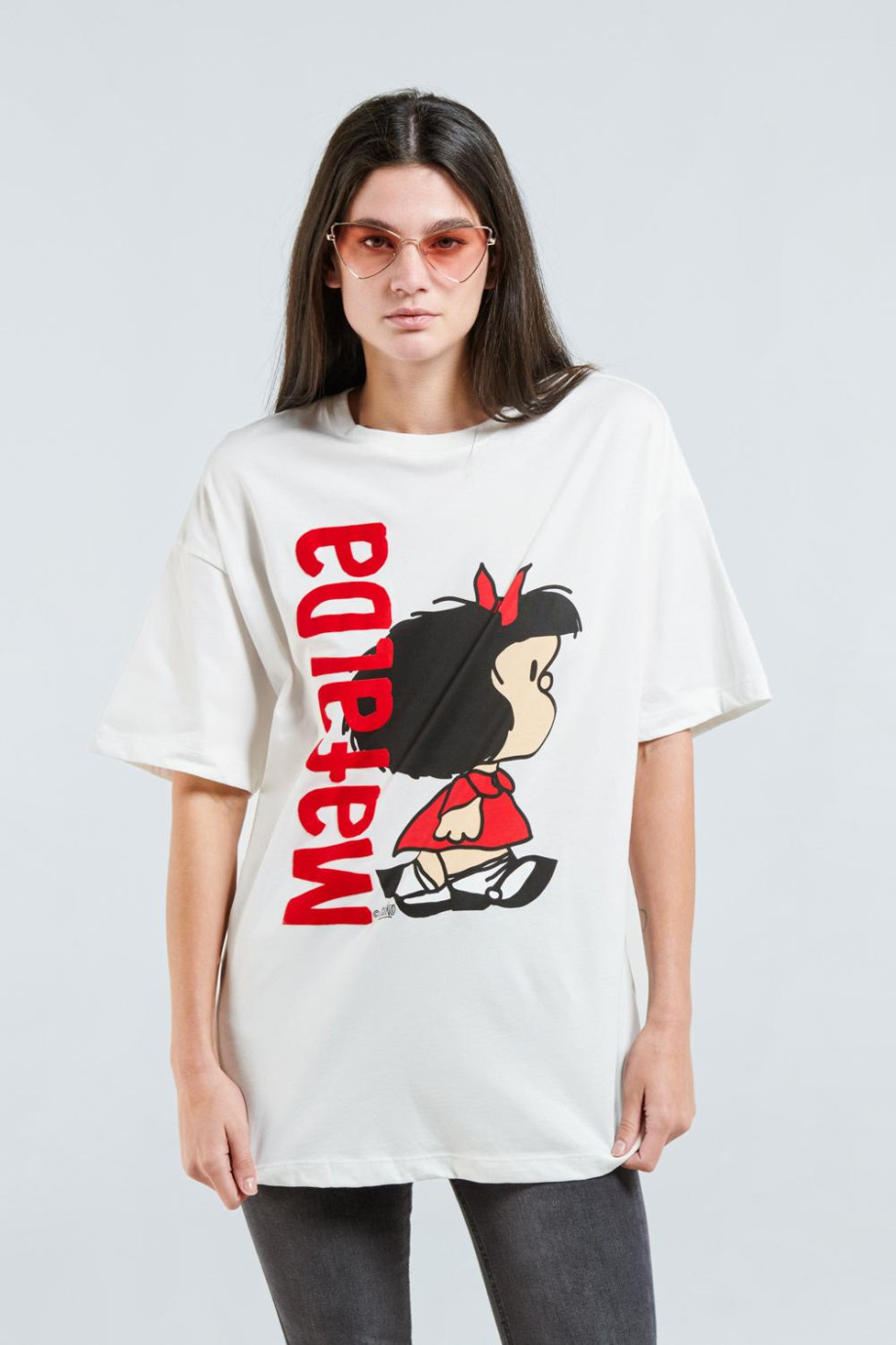 Camiseta oversize crema clara con manga corta y diseño de Mafalda